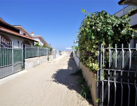 Lido di pomposa centro affittasi villetta piano terra sulla spiaggia