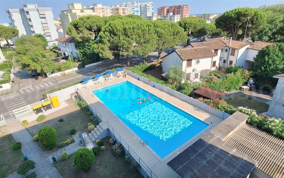 VISTA PISCINA DAL BALCONE DEL SOGGIORNO