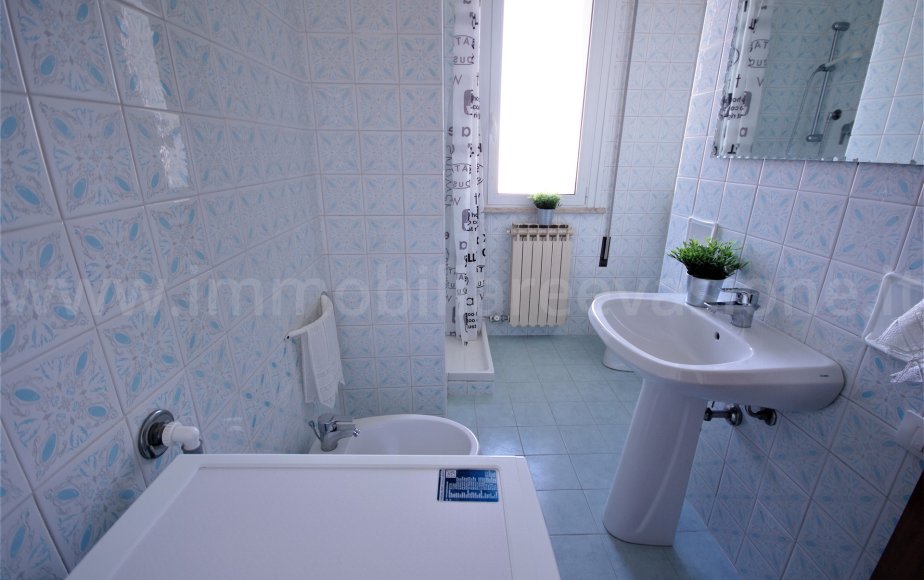 BAGNO PRINCIPALE CON LAVATRICE