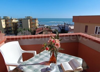 Direttamente sul lungomare del lido di pomposa in vendita alloggio con terrazzino vista mare