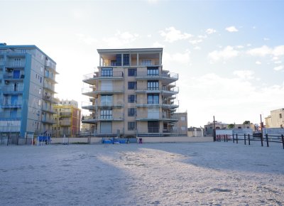 Appartamento trilocale con posto auto e spiaggia privata in vendita al lido degli scacchi – condominio granchio