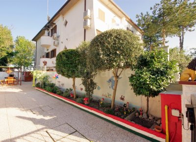 Lido degli scacchi vendesi villetta a schiera con ampio giardino ben tenuto vicino la spiaggia.