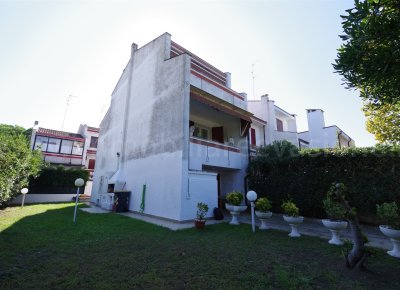 Vendita villa di testa con giardino e terrazzo al lido delle nazioni – vicina al mare