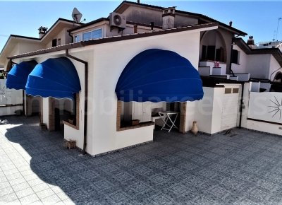 Vendesi villetta angolare con ampia corte e due garages di proprietà direttamente sulla spiaggia del lido di pomposa