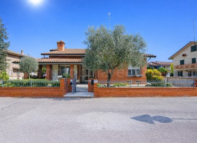 Villa unifamiliare in vendita a tresignana con giardino, doppi garage e camino