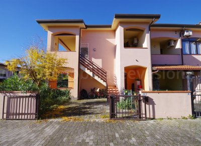 Occasione al lido degli scacchi – villetta al primo piano con terrazzo, riscaldamento autonomo e posto auto