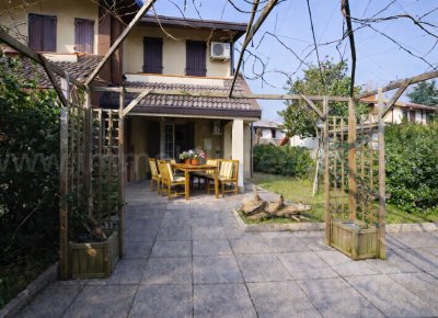 Villetta di testa in vendita a lido degli scacchi con giardino, posto auto e piscine – residence parco del sole