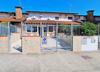 Vendesi al lido di pomposa prestigiosa villa con accesso diretto alla spiaggia e quattro camere da letto