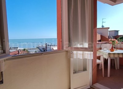 Direttamente sul lungomare del lido di pomposa in vendita alloggio con terrazzino vista mare