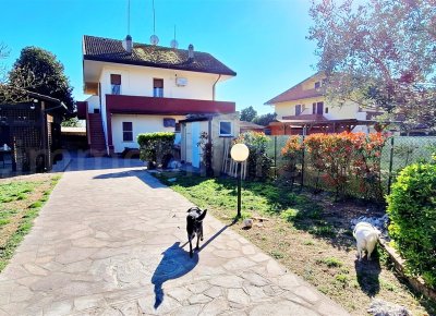 Villetta verticale in vendita con ampio giardino di proprietà nel residence parco del sole al lido degli scacchi