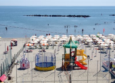 In vendita sulla spiaggia del lido degli scacchi appartamento con meraviglioso terrazzo fronte mare