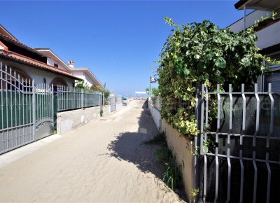 Lido di pomposa centro affittasi villetta piano terra sulla spiaggia