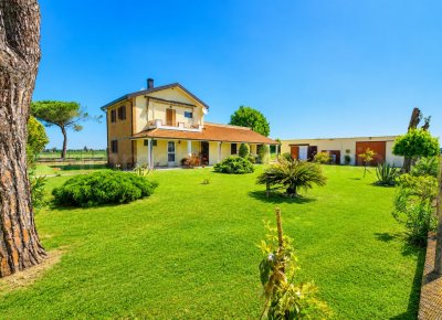 Villa di campagna con parco magazzini in vendita tra lido delle nazioni e san giuseppe di comacchio