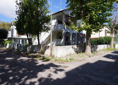 In zona centrale e servita del lido di pomposa si vende villetta bifamigliare con due camere matrimoniali
