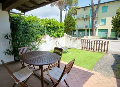 Villetta terra cielo con due camere da letto matrimoniali in vendita lido di volano