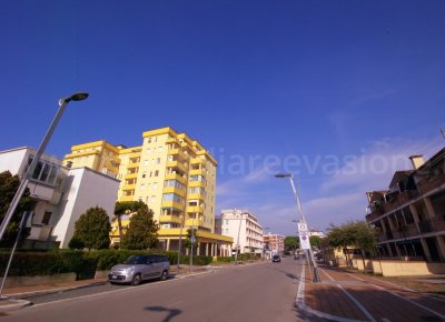 Sul viale principale del lido degli scacchi si affitta confortevole alloggio climatizzato 7 posti letto