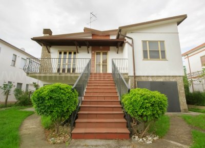 Lido di pomposa vendesi villa unifamiliare di ampia metratura con corte esclusiva