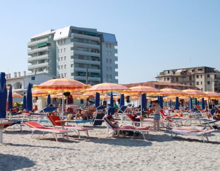 In vendita al lido di pomposa appartamento trilocale climatizzato in prima linea sul mare