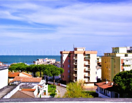 Affitto al lido di pomposa sclusivo attico vista mare con solarium e terrazza vivibile in contesto con piscina condominiale