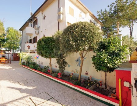 Lido degli scacchi vendesi villetta a schiera con ampio giardino ben tenuto vicino la spiaggia.