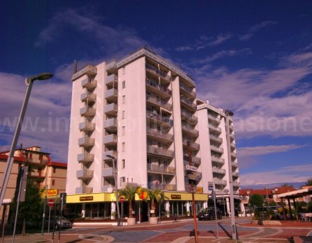 In vendita al lido di pomposa trilocale con doppi terrazzi di cui uno vista mare.