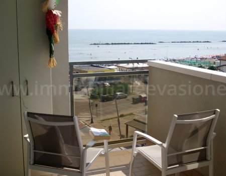 Bellissimo appartamento ristrutturato con terrazzo vista mare in vendita sul lungomare del lido di pomposa