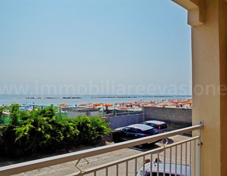 Vendita al lido degli scacchi appartamento fronte mare in prima linea sulla spiaggia