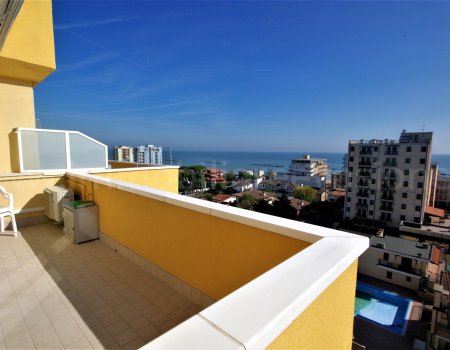 Vendita appartamento attico con terrazza vivibile vista mare a pochi passi dalla spiaggia del lido degli scacchi