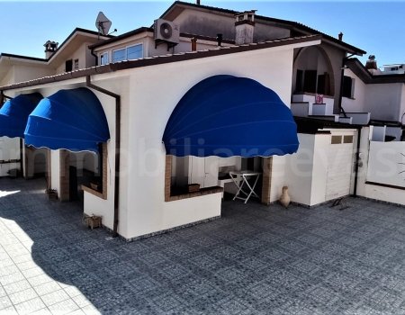 Vendesi villetta angolare con ampia corte e due garages di proprietà direttamente sulla spiaggia del lido di pomposa