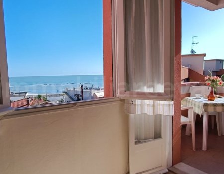 Direttamente sul lungomare del lido di pomposa in vendita alloggio con terrazzino vista mare