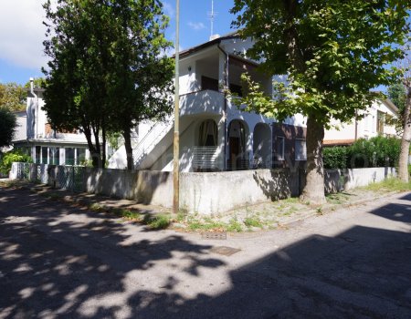 In zona centrale e servita del lido di pomposa si vende villetta bifamigliare con due camere matrimoniali
