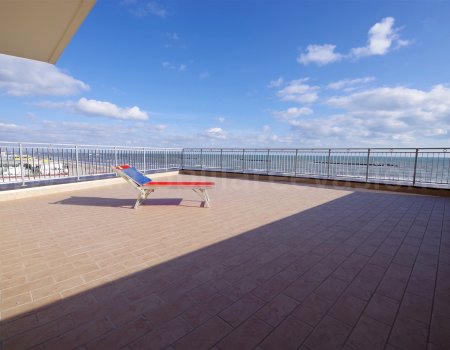 Lido di pomposa vendita appartamento fronte mare con ampio terrazzo e garage