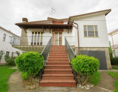 Lido di pomposa vendesi villa unifamiliare di ampia metratura con corte esclusiva
