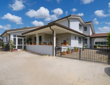 Villetta bifamiliare al piano terra in vendita a lagosanto (fe) – recente costruzione con ampia area cortiliva