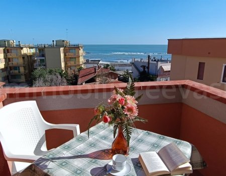 Direttamente sul lungomare del lido di pomposa in vendita alloggio con terrazzino vista mare