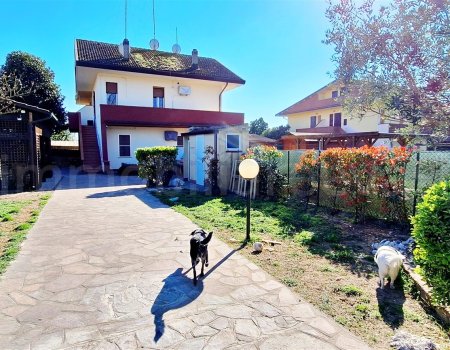 Villetta verticale in vendita con ampio giardino di proprietà nel residence parco del sole al lido degli scacchi