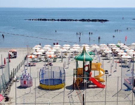 In vendita sulla spiaggia del lido degli scacchi appartamento con meraviglioso terrazzo fronte mare