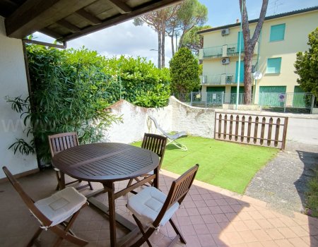 Villetta terra cielo con due camere da letto matrimoniali in vendita lido di volano