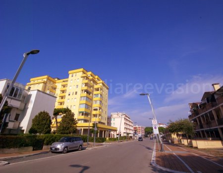 Sul viale principale del lido degli scacchi si affitta confortevole alloggio climatizzato 7 posti letto